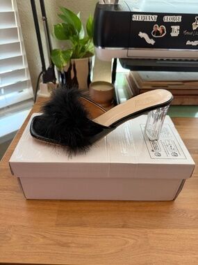 Pump with fuzzy accent